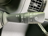 操作しやすい位置に配置されたウインカーレバー。確実な操作感で、安全な車線変更をサポートします。オート機能で、煩わしい操作も軽減します。