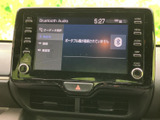 お気に入りの音楽を車内で楽しめます。直感的な操作で、様々な音源を選択可能です。快適なドライブのお供に。