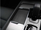 対応機種のスマートフォンを、トンネルコンソールの下のラバープレートに置いておくだけで充電可能。センターディスプレイの機能ビューを使用して、充電プレートのオンとオフを切り替えることができます。