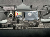 ラゲッジルーム下には車載工具を収納。