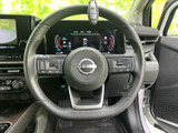 握りやすい形状で、操作性に優れたステアリング。快適なドライビングをサポートし、ドライバーとの一体感を高めます。