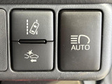 【アダプティブハイビーム】遠くまで明るく照らすハイビームを先行車や対向車に照射しない様、自動で調整!毎回手動で切り替える必要がなく、夜間走行時のストレスも軽減。安全性向上にも寄与します。