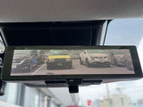 インテリジェントルームミラー☆後席に乗っている人や、大きな荷物を載せていると見にくくなりがちな後方視界。。こちらは車両後方のカメラ映像をミラーに映すので、天候にも影響されないクリアな後方視界を実現☆