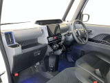 前方の見通しが良いすっきりした視界、誰でも扱いやすく運転できます。疲れにくく安心ドライブを更に快適なものにします!