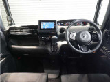 ◆インテリアパネル◆視界広々で非常に運転しやすくロングドライブでも疲れを感じさせないすっきりとまとまったインパネ周りです。