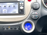 【オートエアコン】一度お好みの温度に設定すれば、車内の温度を検知し風量や温度を自動で調整。暑い&hellip;寒い&hellip;と何度もスイッチ操作をする必要はありません。快適な車内空間には必須の機能ですね♪