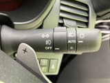 操作しやすい位置に配置されたウインカーレバー。スムーズな操作で安全な車線変更をサポートします。