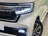 【LEDヘッドライト】悪天候や夜間走行時も良好な視界を確保し安心して運転できる高輝度LEDヘッドライトを装備!点灯速度が早く、消費電力も抑えられています。