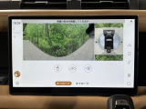 車を真上から見下ろしているような映像を画面に映します。周囲360度の死角をすべて確認できるため、狭い道でのすれ違いやバック駐車も怖くありません。障害物がひと目でわかり、大きな車体でも安全に運転できます