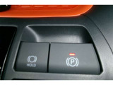 「P」ポジションに入れると自動で作動。「HOLD」スイッチを押し、システムONの状態にしておくことで、渋滞や信号待ちなどでブレーキを踏んで停車したときにブレーキを保持。アクセルを踏むと解除。