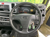 インテリアに合わせたデザインのステアリングは、運転される方のことも考え、運転しやすい形状、大きさです。是非一度、実際に触ってお確かめください。