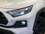 【LEDヘッドライト】悪天候や夜間走行時も良好な視界を確保し安心して運転できる高輝度LEDヘッドライトを装備!点灯速度が早く、消費電力も抑えられています。