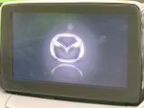 【マツダコネクトナビ】車内の雰囲気にマッチした一体型タイプのナビ。各種車輌設定やBluetooth再生等、様々な機能が楽しめます。直感的なダイヤル操作が可能で、使い勝手も良好です。