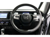 運転中もハンドルでの操作が可能です。特に高速道路等の目が離せない運転時には、便利さだけでなく、安全性も兼ね備えております。