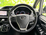 握りやすいステアリングは、運転の楽しさを高めます。操作性にも優れ、スムーズなハンドリングを実現。長距離ドライブでも疲れにくい設計です。