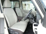 運転席シートリフター(ラチェット式)で、座面の高さも上下に動き、体格にあわせて調整ができます。