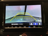 リバースギアに入れるだけで後方の表示へ切り替わります。夜間や雨の日の駐車も楽になりますよ。