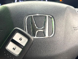【Hondaスマートキー】カバンやポケットに入れたままでもドアの施錠・解錠が可能なスマートキーを装備。エンジンのオン・オフ時もカギを取り出す必要が無いからとっても便利です♪