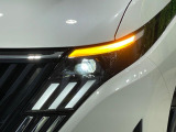 【LEDヘッドライト】悪天候や夜間走行時も良好な視界を確保し安心して運転できる高輝度LEDヘッドライトを装備!点灯速度が早く、消費電力も抑えられています。