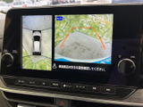 後方確認をサポートするモニターは、駐車時の安全性を高めます。周囲の状況を把握しやすく、狭い場所でも安心して運転できます。運転に自信がない方にもおすすめです。