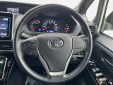 インテリアに合わせたデザインのステアリングは、運転される方のことも考え、運転しやすい形状、大きさです。是非一度、実際に触ってお確かめください。