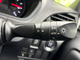 操作しやすいウインカーレバーで、安全な車線変更をサポート。確実な操作感で、周囲への意思表示をスムーズに行えます。使いやすさにも配慮。