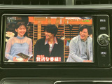 停車中には、テレビ番組をお楽しみいただけます。長距離移動や休憩時に、エンターテインメントを満喫できるのが魅力です。