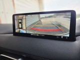 【360&deg;ビュー・モニター】前後左右4つのカメラ映像をさまざまな走行状況に応じて切り替えてセンターディスプレイに表示することで、駐車時や狭い道でのすれ違い時、見通しの悪い交差点進入時でも安心感を高めます。