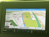 目的地までスムーズに!高精細な地図表示で、道に迷う心配は無用です。運転に集中して、快適なドライブをお楽しみください。