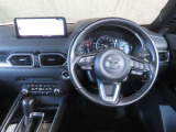 鮮やかなCX-5のコックピット。360&deg;ビューモニターを搭載し、安全確認もスムーズに行えます。ドライバー中心の機能的なレイアウトと高い質感が、快適なドライブを約束します。