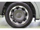 ダークグレーメタリック&times;シルバーメタリック塗装でお洒落なツール感のあるデザインのホイールキャップ付きスチールホイールを装着しています。