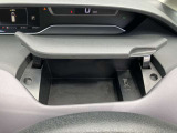ダッシュボードに収納スペースがございますので、運転席から離れることなく、小物を出し入れすることができます。