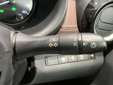 車外の明るさに応じでライトを点灯、消灯してくれるオートライト機能です☆お天気の良い昼間のトンネル走行などオートにしてると便利で安心です☆エンジン停止時にライトの消し忘れも無くなります☆