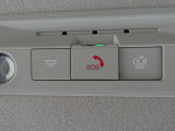 急病時や危険を感じた時、SOSコールスイッチを押すと専門のオペレータに繋がって、警察や消防への連携をサポートしてくれます。また、万が一の事故発生時には、エアバッグ展開と連動して自動通報します。