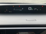 視認性の高いメーター類で、運転状況を的確に把握。必要な情報を一目で確認でき、安全運転をサポートします。落ち着いたデザインも魅力です。
