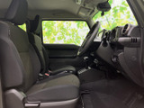 運転席は、ゆったりとした空間で、快適な運転姿勢を保てます。シンプルなデザインながらも、機能性は抜群で、運転に集中できます。