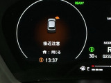 パーキングセンサーシステムは走行中に障害物が迫ると音と表示でお知らせ、低速走行時時の安心感を高めます