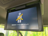 【後席モニター】家族や友人とお出かけする機会が多い方に大人気の後席モニターを装備!見やすい位置に画面がありテレビやDVDの視聴も快適!友達もお子様も、後席にしか乗らなくなるかも??