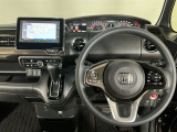 【ハンドル】運転にかかわる様々な操作を安全に行えるように視点移動が少なく操作性に配慮されたスイッチ類が凝縮されたコックピットです。