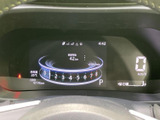 視認性の高いメーターパネルは、運転に必要な情報をドライバーへ的確に伝えます。洗練されたデザインで、車内空間をスタイリッシュに演出します。