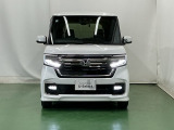 LEDヘッドライトを装備しています。LEDヘッドライトはとても明るく、雨の日や夜間走行も安全・安心です。オートライトコントロール付きで周囲の明るさに応じて自動で点灯・消灯します