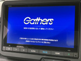 高精細なディスプレイで、快適なドライブをサポートします。直感的な操作性で、スムーズに目的地設定や楽曲選択が可能です。