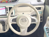インテリアに合わせたデザインのステアリングは、運転される方のことも考え、運転しやすい形状、大きさです。是非一度、実際に触ってお確かめください。