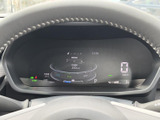 視認性の高いメーター類で、運転に必要な情報を的確に把握できます。ドライバーを惹きつける、洗練されたデザインです。走行距離や各警告灯の状態も確認しやすい構成となっています。