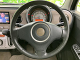 握りやすいステアリングは、運転操作をスムーズにします。操作性も考慮された設計で、長距離運転でも疲れにくいのが特徴です。