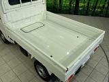 積み下ろしのしやすいデッキにはたっぷりと荷物を積み込んでいただけます。遊びから仕事まで、様々なシーンで頼れます♪