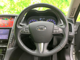 手に馴染むステアリングは、運転の楽しさを高めます。操作性にも優れ、快適なドライビングをサポート。握り心地も良好です。
