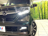 【LEDヘッドライト】悪天候や夜間走行時も良好な視界を確保し安心して運転できる高輝度LEDヘッドライトを装備!点灯速度が早く、消費電力も抑えられています。