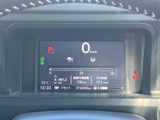 視認性の高いメーターで、運転に必要な情報を一目で確認できます。燃費や走行距離など、細部までわかりやすく表示されています。