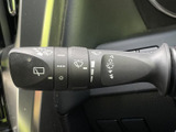 雨天時でもクリアな視界を確保し、安全運転をサポート。操作しやすい位置に配置され、スムーズな操作が可能です。視認性の高いデザインです。
